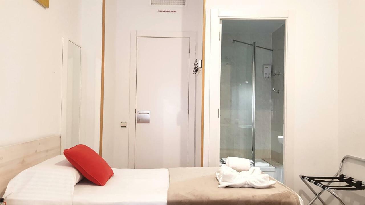 Twin Room with Private Bathroom,817894967:JPEG