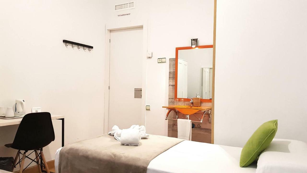 Twin Room with Shared Bathroom,817894013:JPEG