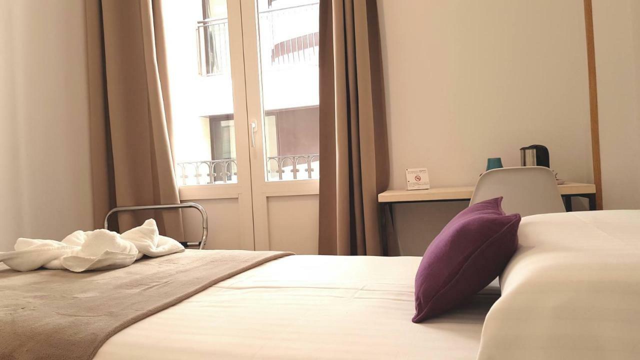 Single Room with Shared Bathroom,817899857:JPEG